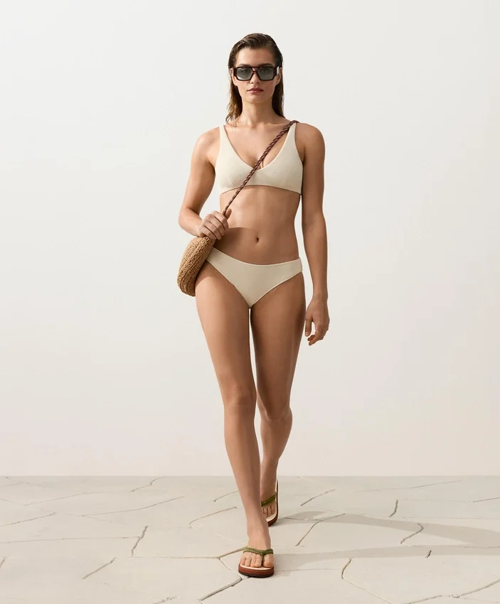 Klasyczne majtki bikini z marszczonego materiału Klasyczne majtki bikini z marszczonego materiału