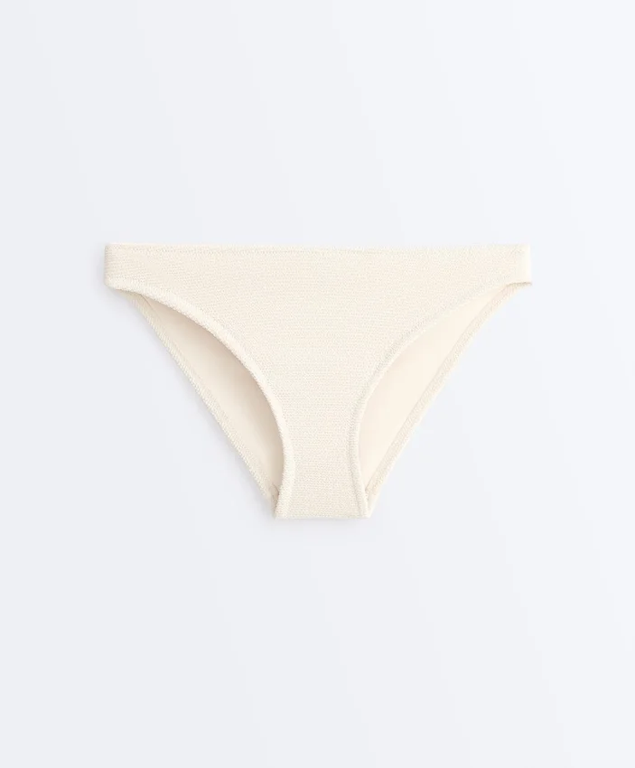 Klasyczne majtki bikini z marszczonego materiału Klasyczne majtki bikini z marszczonego materiału