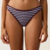 Klasyczne majtki bikini z teksturowanego materiału w paski Klasyczne majtki bikini z teksturowanego materiału w paski