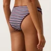 Klasyczne majtki bikini z teksturowanego materiału w paski Klasyczne majtki bikini z teksturowanego materiału w paski