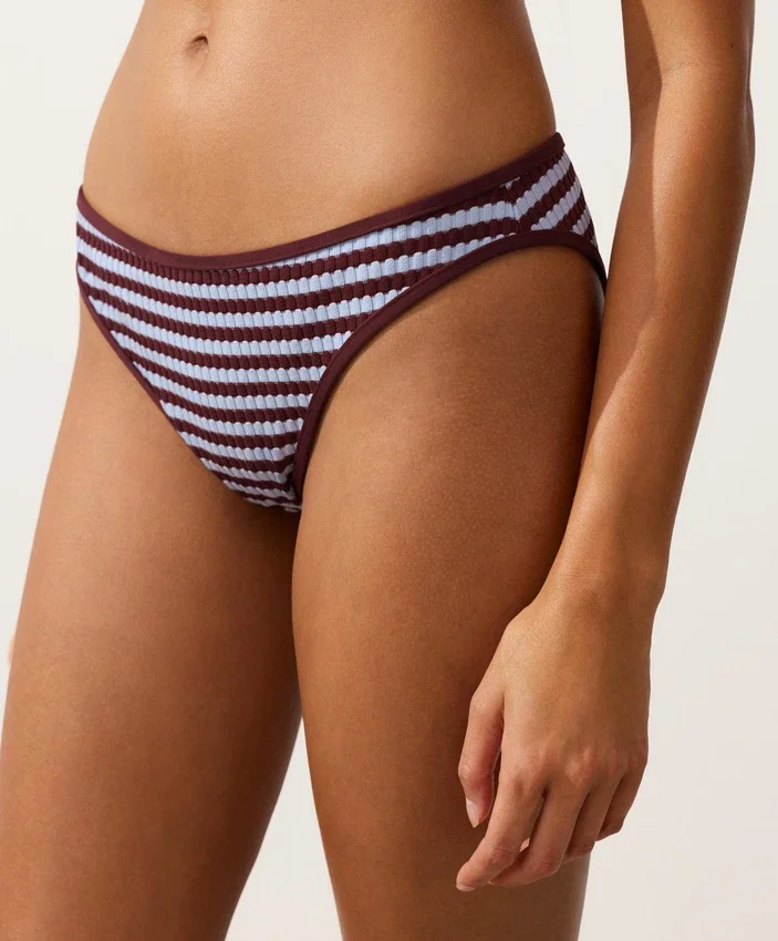 Klasyczne majtki bikini z teksturowanego materiału w paski Klasyczne majtki bikini z teksturowanego materiału w paski