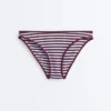 Klasyczne majtki bikini z teksturowanego materiału w paski Klasyczne majtki bikini z teksturowanego materiału w paski