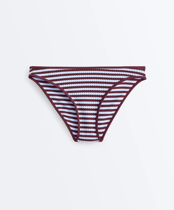 Klasyczne majtki bikini z teksturowanego materiału w paski Klasyczne majtki bikini z teksturowanego materiału w paski
