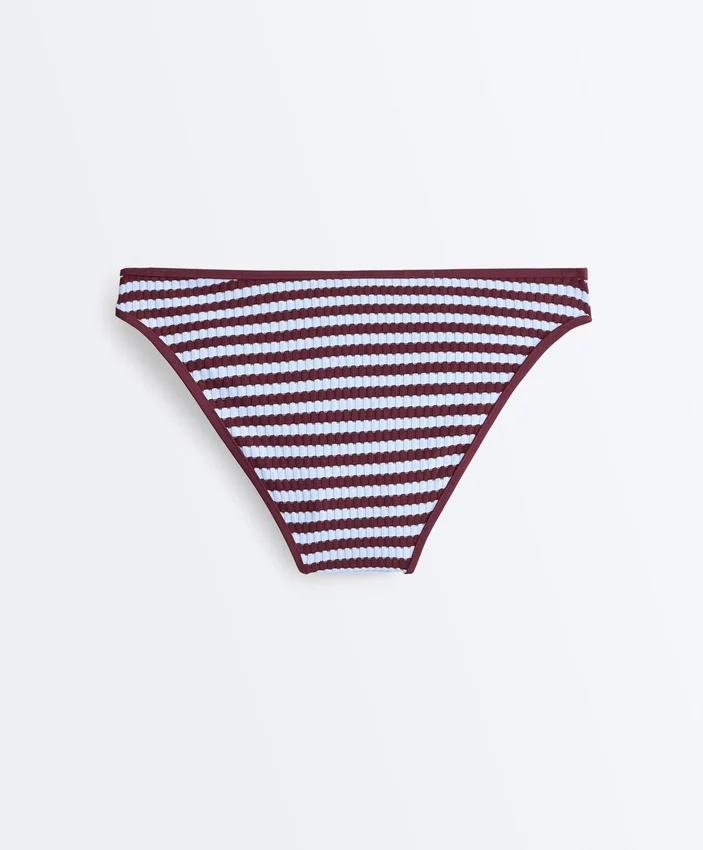 Klasyczne majtki bikini z teksturowanego materiału w paski Klasyczne majtki bikini z teksturowanego materiału w paski