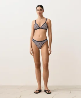 Górka bikini w trójkątnym kształcie z paskami o teksturze