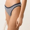 Klasyczne majtki bikini z teksturowanym paskiem Klasyczne majtki bikini z teksturowanym paskiem