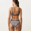 Górka bikini w trójkątnym kształcie z paskami o teksturze
