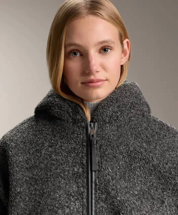 Kurtka oversize z imitacji kożucha z kapturem wyściełanym sztucznym futrem Kurtka oversize z imitacji kożucha z kapturem wyściełanym sztucznym futrem