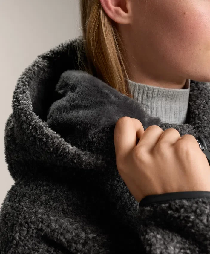 Kurtka oversize z imitacji kożucha z kapturem wyściełanym sztucznym futrem Kurtka oversize z imitacji kożucha z kapturem wyściełanym sztucznym futrem