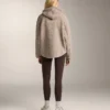 Kurtka z kapturem z imitacji kożucha owczego Kurtka z kapturem z imitacji kożucha owczego