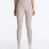 Legginsy kompresyjne z wysokim stanem i kontrastowymi wykończeniami, sięgające do kostek Legginsy kompresyjne z wysokim stanem i kontrastowymi wykończeniami, sięgające do kostek