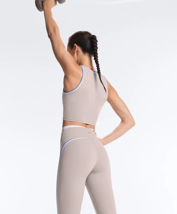 Legginsy kompresyjne z wysokim stanem i kontrastowymi wykończeniami, sięgające do kostek Legginsy kompresyjne z wysokim stanem i kontrastowymi wykończeniami, sięgające do kostek