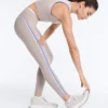 Legginsy kompresyjne z wysokim stanem i kontrastowymi wykończeniami, sięgające do kostek Legginsy kompresyjne z wysokim stanem i kontrastowymi wykończeniami, sięgające do kostek