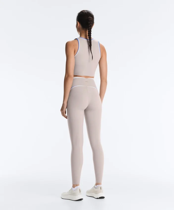 Legginsy kompresyjne z wysokim stanem i kontrastowymi wykończeniami, sięgające do kostek Legginsy kompresyjne z wysokim stanem i kontrastowymi wykończeniami, sięgające do kostek