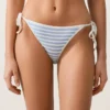 Majtki bikini o średnim stopniu zakrycia z wiązaniem, z teksturowanego materiału w paski Majtki bikini o średnim stopniu zakrycia z wiązaniem, z teksturowanego materiału w paski