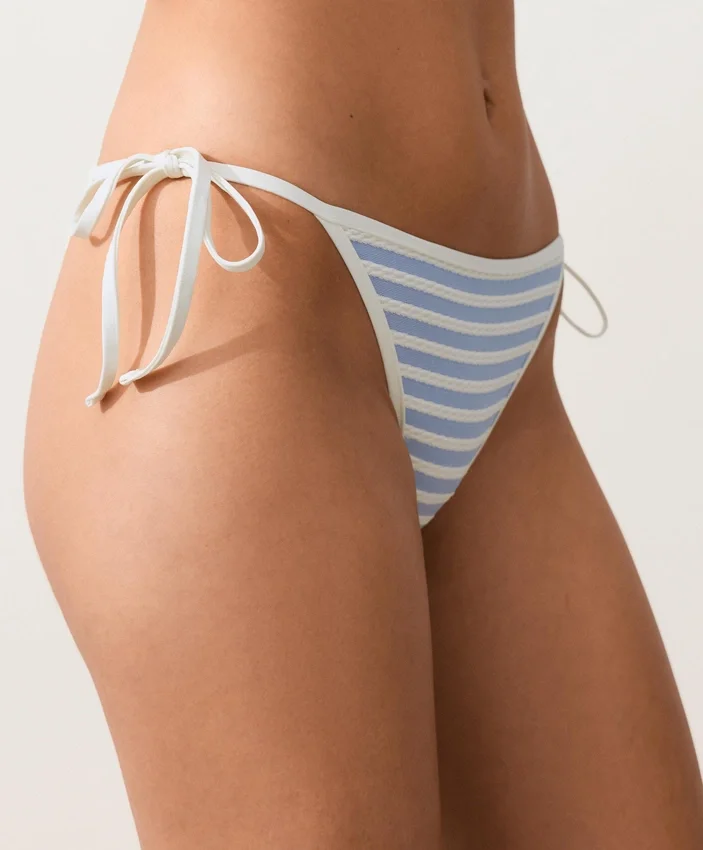 Majtki bikini o średnim stopniu zakrycia z wiązaniem, z teksturowanego materiału w paski Majtki bikini o średnim stopniu zakrycia z wiązaniem, z teksturowanego materiału w paski