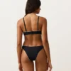 Majtki bikini o średnim stopniu zakrycia z wycięciem w kształcie litery U i lamówką