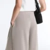 Miękkie w dotyku spodnie z modalu z szerokimi nogawkami i detalem w stylu gorsetu Miękkie w dotyku spodnie z modalu z szerokimi nogawkami i detalem w stylu gorsetu