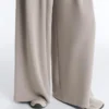 Miękkie w dotyku spodnie z modalu z szerokimi nogawkami i detalem w stylu gorsetu Miękkie w dotyku spodnie z modalu z szerokimi nogawkami i detalem w stylu gorsetu