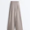 Miękkie w dotyku spodnie z modalu z szerokimi nogawkami i detalem w stylu gorsetu Miękkie w dotyku spodnie z modalu z szerokimi nogawkami i detalem w stylu gorsetu