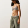 Pasiaste majtki bikini o średnim stopniu zakrycia z wycięciem w kształcie litery U