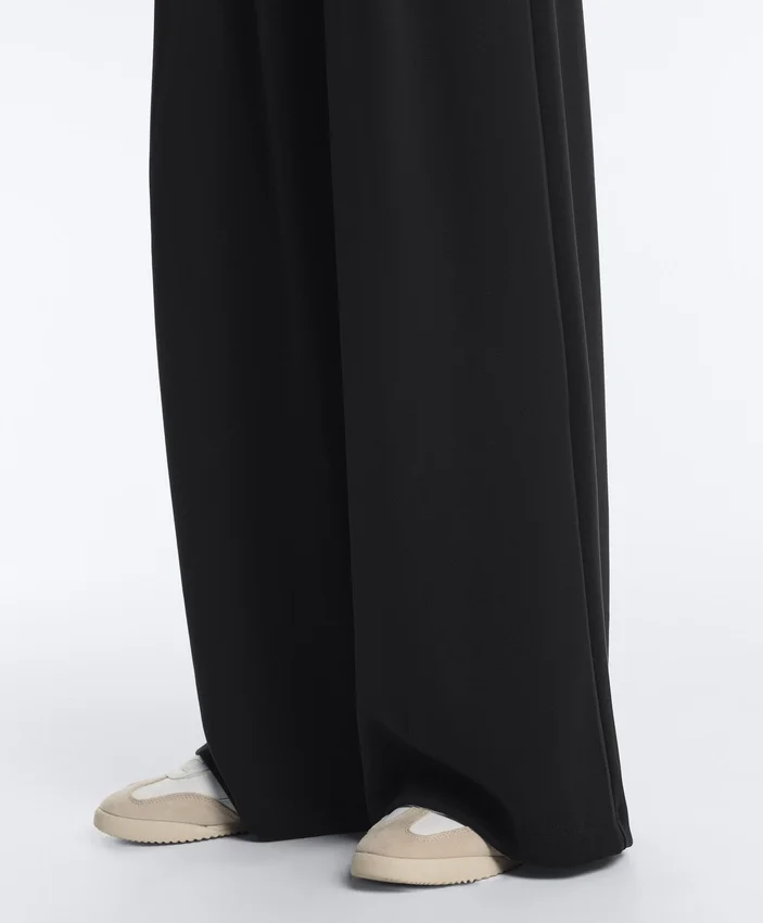 Soft Touch Modal Wide-Leg Spodnie z plisami w pasie Soft Touch Modal Wide-Leg Spodnie z plisami w pasie