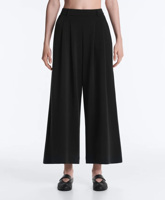 Soft Touch Wide-Leg Crop Spodnie z plisami i modalem Soft Touch Wide-Leg Crop Spodnie z plisami i modalem