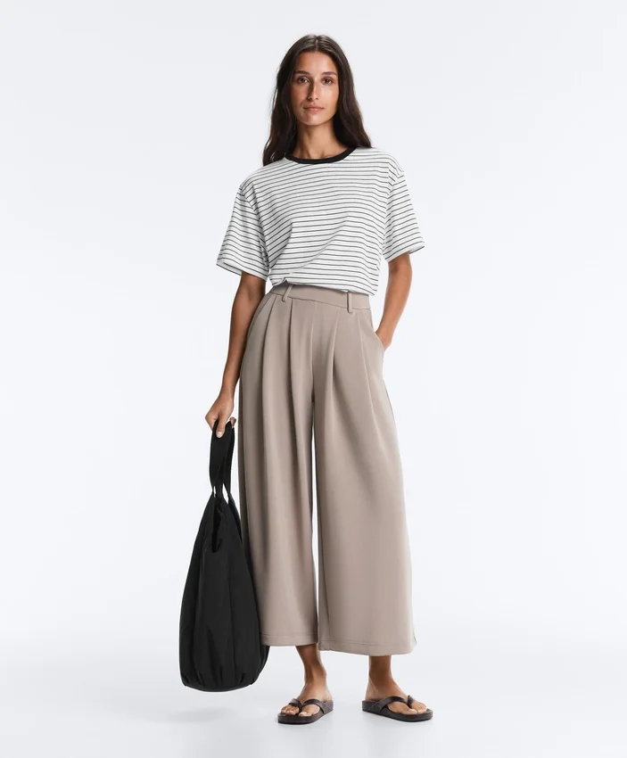 Soft Touch Wide-Leg Crop Spodnie z plisami i modalem Soft Touch Wide-Leg Crop Spodnie z plisami i modalem