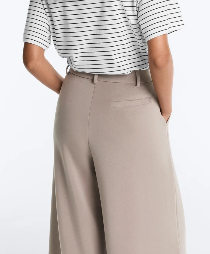 Soft Touch Wide-Leg Crop Spodnie z plisami i modalem Soft Touch Wide-Leg Crop Spodnie z plisami i modalem