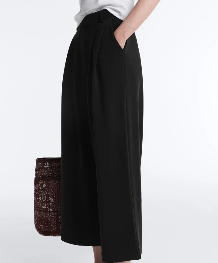 Soft Touch Wide-Leg Crop Spodnie z plisami i modalem Soft Touch Wide-Leg Crop Spodnie z plisami i modalem