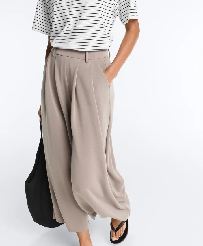Soft Touch Wide-Leg Crop Spodnie z plisami i modalem Soft Touch Wide-Leg Crop Spodnie z plisami i modalem