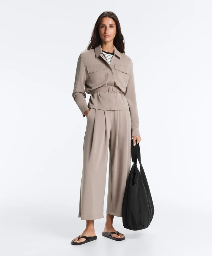 Soft Touch Wide-Leg Crop Spodnie z plisami i modalem Soft Touch Wide-Leg Crop Spodnie z plisami i modalem