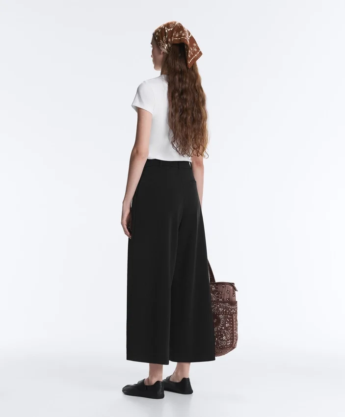 Soft Touch Wide-Leg Crop Spodnie z plisami i modalem Soft Touch Wide-Leg Crop Spodnie z plisami i modalem