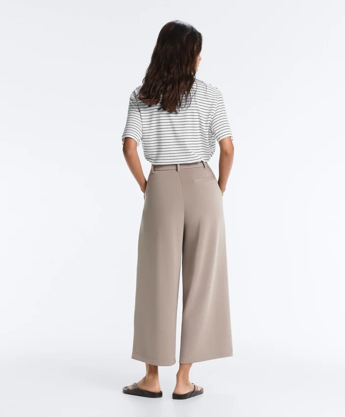 Soft Touch Wide-Leg Crop Spodnie z plisami i modalem Soft Touch Wide-Leg Crop Spodnie z plisami i modalem