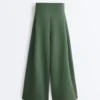 Spodnie z wysokim stanem, szerokimi nogawkami i plisami Spodnie z wysokim stanem, szerokimi nogawkami i plisami