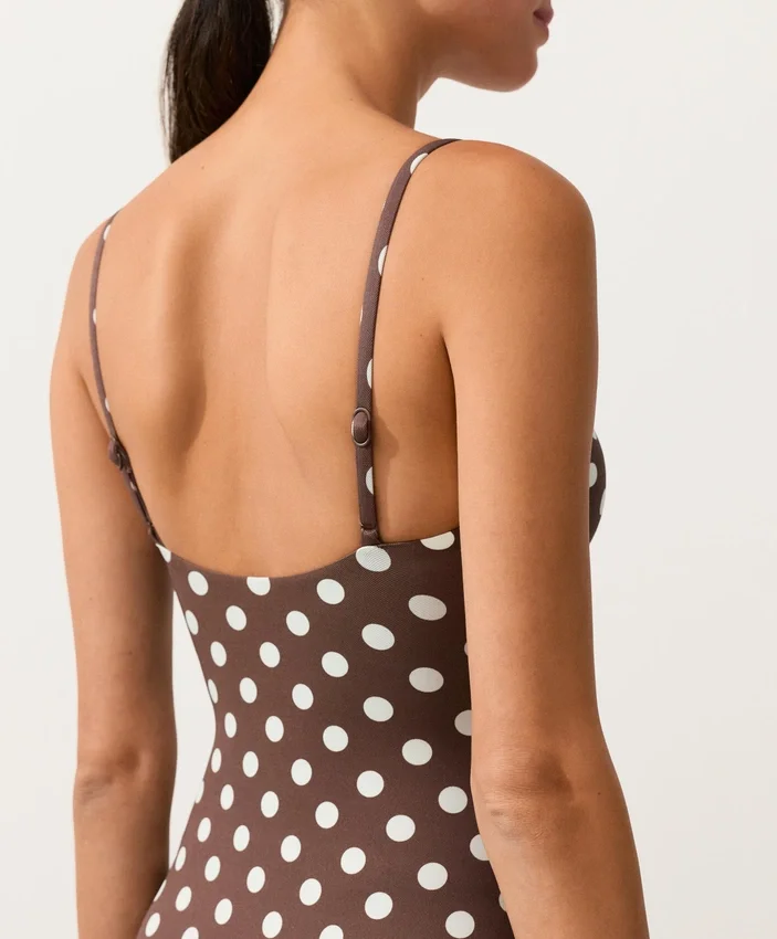 Stroje kąpielowe bandeau z pikowanej tkaniny w groszki Stroje kąpielowe bandeau z pikowanej tkaniny w groszki
