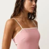 Stroje kąpielowe typu bandeau z kontrastowymi wykończeniami Stroje kąpielowe typu bandeau z kontrastowymi wykończeniami