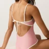 Stroje kąpielowe typu bandeau z kontrastowymi wykończeniami Stroje kąpielowe typu bandeau z kontrastowymi wykończeniami
