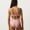 Stroje kąpielowe typu bandeau z kontrastowymi wykończeniami Stroje kąpielowe typu bandeau z kontrastowymi wykończeniami