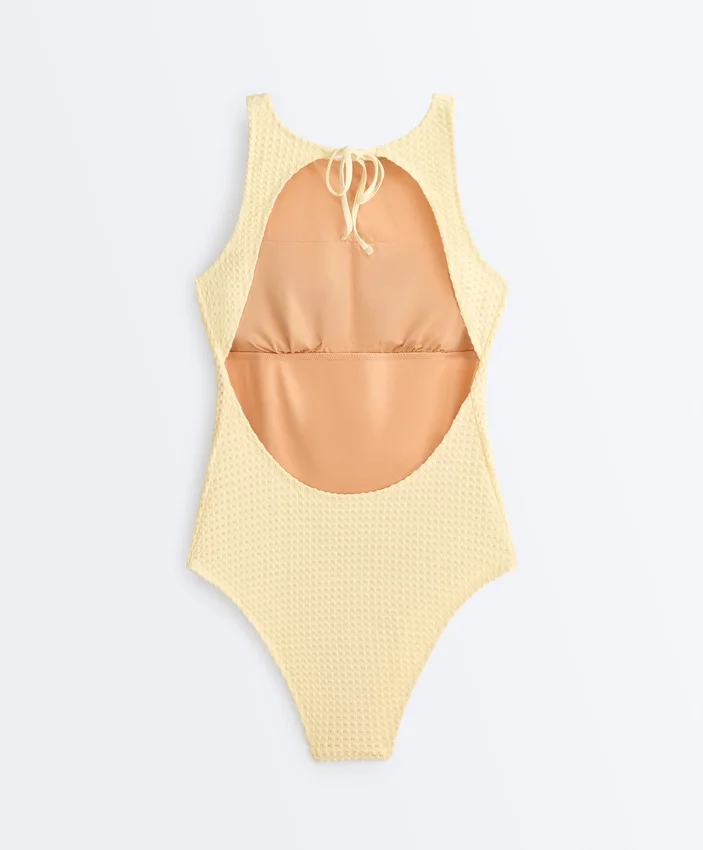 Stroje kąpielowe typu halter z dzianiny szydełkowej o fakturze bąbelkowej Stroje kąpielowe typu halter z dzianiny szydełkowej o fakturze bąbelkowej