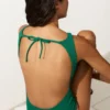 Stroje kąpielowe typu halter z pikowanej tkaniny Stroje kąpielowe typu halter z pikowanej tkaniny