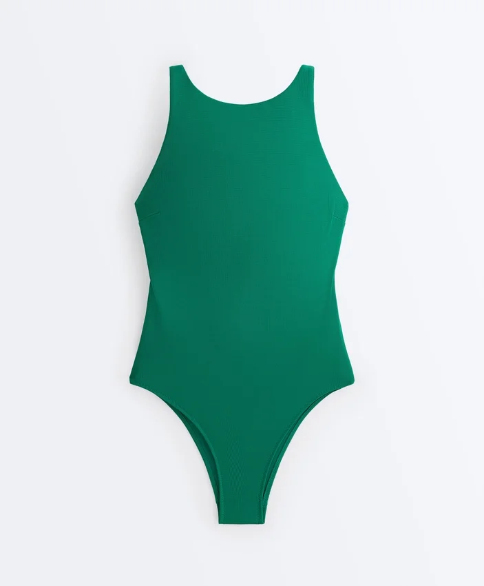 Stroje kąpielowe typu halter z pikowanej tkaniny Stroje kąpielowe typu halter z pikowanej tkaniny