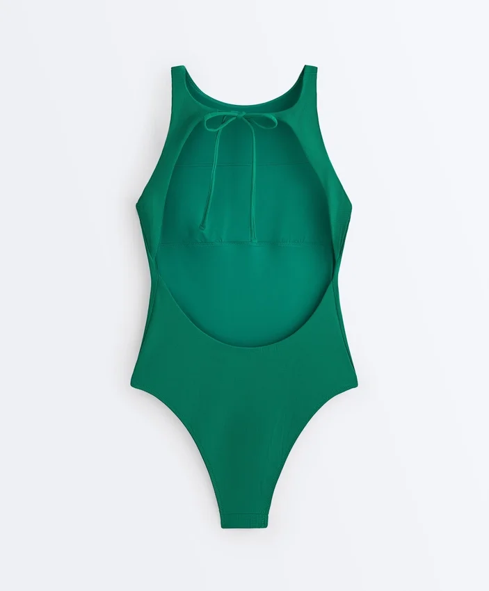 Stroje kąpielowe typu halter z pikowanej tkaniny Stroje kąpielowe typu halter z pikowanej tkaniny