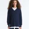 Swetr z dzianiny typu cable knit z dekoltem w serek, wykonany w 100% z bawełny