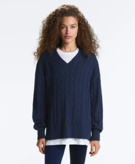 Swetr z dzianiny typu cable knit z dekoltem w serek, wykonany w 100% z bawełny