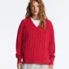Swetr z dzianiny typu cable knit z dekoltem w serek, wykonany w 100% z bawełny