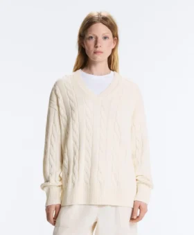 Swetr z dzianiny typu cable knit z dekoltem w serek, wykonany w 100% z bawełny