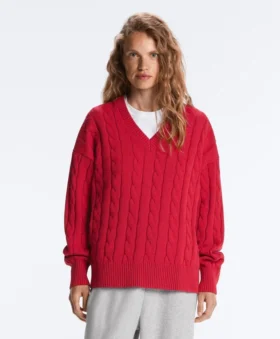 Swetr z dzianiny typu cable knit z dekoltem w serek, wykonany w 100% z bawełny