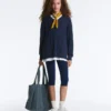 Swetr z dzianiny typu cable knit z dekoltem w serek, wykonany w 100% z bawełny