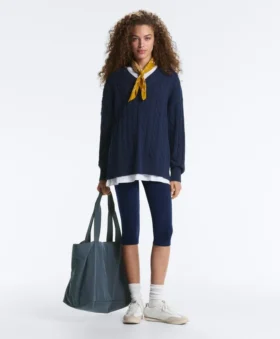 Swetr z dzianiny typu cable knit z dekoltem w serek, wykonany w 100% z bawełny